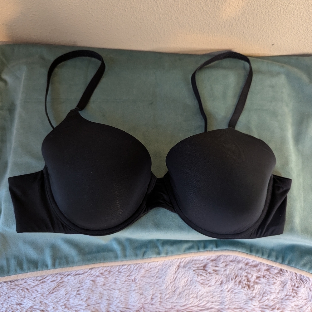 Amazon Essentials Classic Molded Cup T-Shirt Bra in Black